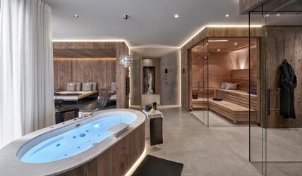 gasteiger_bad_architektur_chaletstil_wellness_terradistone_gessi_whirlpool_sauna_dampfbad_ruhebereich.02_1.jpg